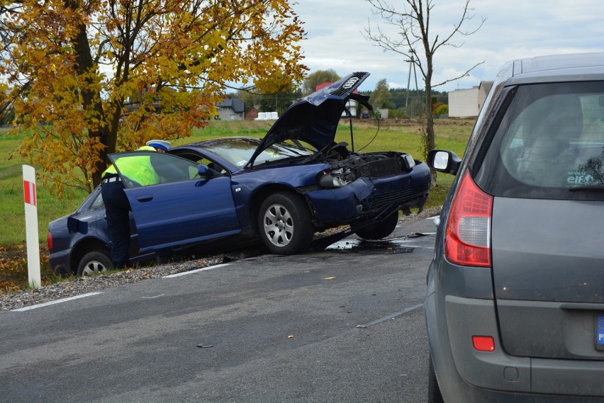 Wypadek na DK 53. Czołowe zderzenie na trasie Ostrołęka-Dylewo. Są ranni