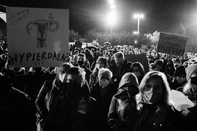 Około 2 tys. osób pojawiło się w piątek wieczorem na pl. Solidarności w Szczecinie żeby zaprotestować przeciwko decyzji Trybunału Konstytucyjnego ws. zakazu aborcji ze względu na wady płodu. Zapraszamy do fotorelacji autorstwa Mateusza Żabki i Patryka Tużnika.Czekamy na Wasze e-maile na alarm@gs24.pl!ZOBACZ WIĘCEJ: Pogrzeb praw kobiet w Szczecinie. Nerwowo przed biurem PiS i protest na pl. Solidarności. Podsumowanie. ZDJĘCIA, WIDEO