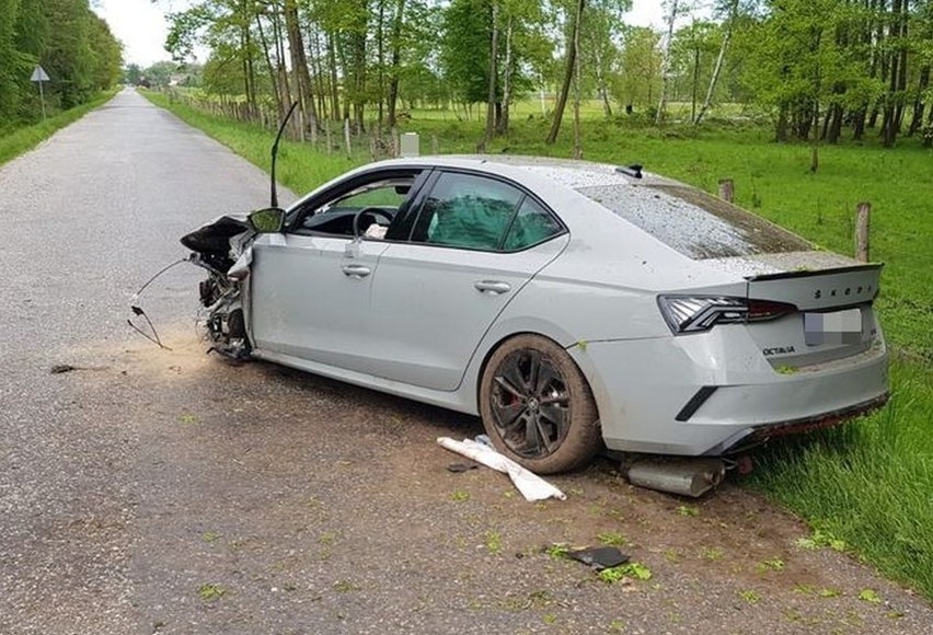 Pijany kierowca rozbił sportową skodę octavię RS na drodze...