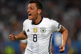 Mesut Oezil odchodzi z reprezentacji Niemiec, na piłkarza spłynęła fala krytyki. "Grał jak g...." mówi Uli Hoeness.
