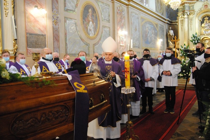 Pożegnanie księdza proboszcza Krzysztofa Pawłowskiego w Koniecznie. Mszy żałobnej przewodniczył biskup Marian Florczyk [ZDJĘCIA, WIDEO]