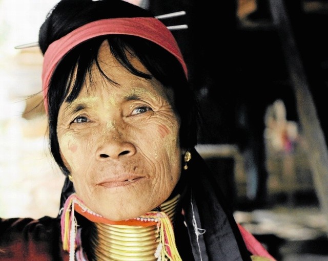 Bohaterka zakłada na szyję metalowe obręcze żeby zarobić na utrzymanie jako atrakcja turystyczna w Tajlandii