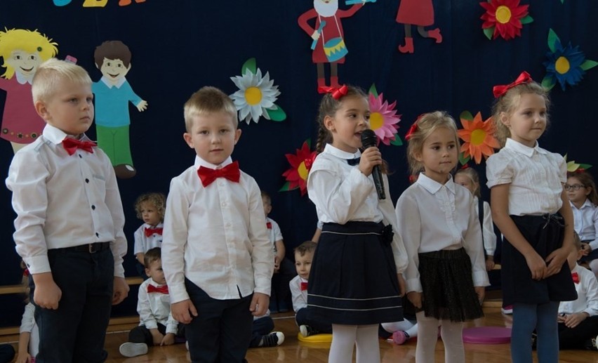 Gmina Wolbrom. Pasowanie na przedszkolaka w nowo otwartym przedszkolu w Zarzeczu 