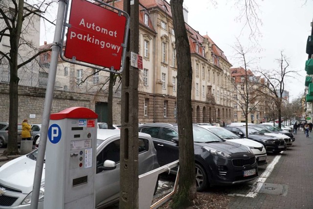 W dzielnicy sądowej coraz trudniej znaleźć miejsce postojowe, a wkrótce zakończy się budowa kolejnego sądu.Przejdź do kolejnego zdjęcia --->