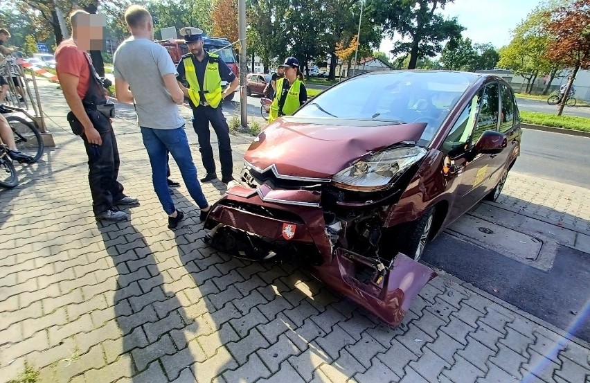 Z jadącej ciężarówki wysunęła się podpora, uderzając i...