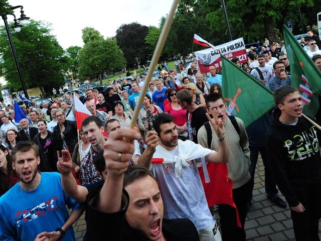 - Nie pozwolimy drwić z naszego Boga! - krzyczeli manifestujący pod bydgoskim teatrem. Mieli na sobie polskie flagi, w rękach krzyże i różańce.