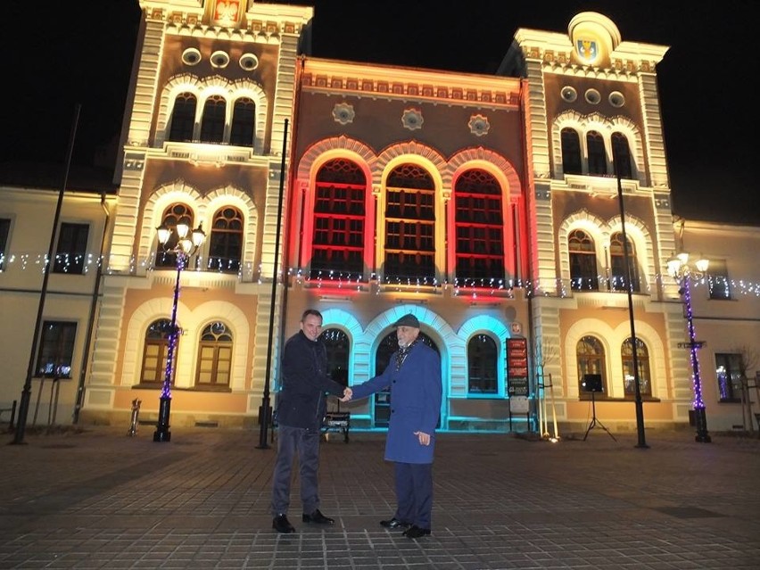 Żywiecki ratusz ma nową, wielobarwną iluminację