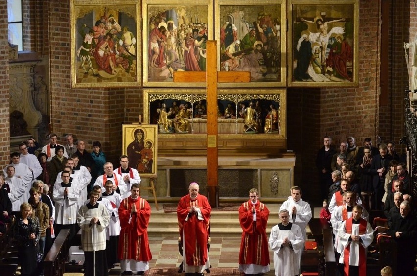 Liturgia Wielkiego Piątku w katedrze poznańskiej