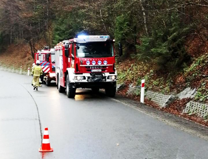 Wypadek w Szczawie. Auto na dachu. Jedna osoba w szpitalu [ZDJĘCIA]