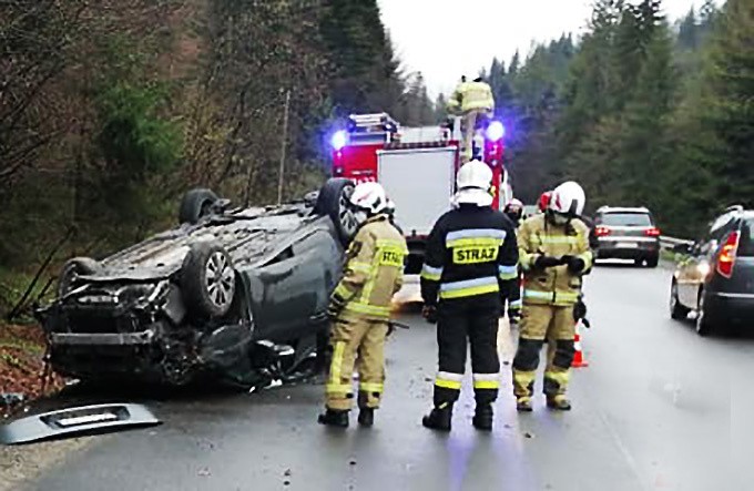 Wypadek w Szczawie. Auto na dachu. Jedna osoba w szpitalu [ZDJĘCIA]