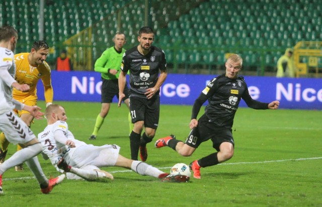GKS Katowice (ciemne stroje) zmierzy się w środę z Jagiellonią w 1/16 finału Pucharu Polski