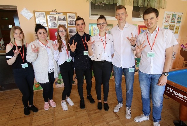 Młodzież z całej Polski przyjechała do Kielc, by wziąć udział w Olimpiadzie. Na zdjęciu przekazują: „kochamy was”.