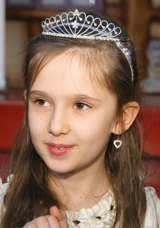 Mała Miss Ziemi Świętokrzyskiej 2013. Ma 7 lat. Mieszka w...