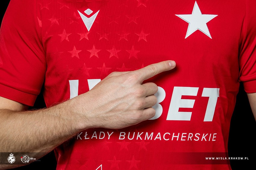 Nowe koszulki dla kibiców Wisły Kraków. Zobaczcie, jak się prezentują w sklepie "Wiślacki świat"  ZDJĘCIA, CENY 