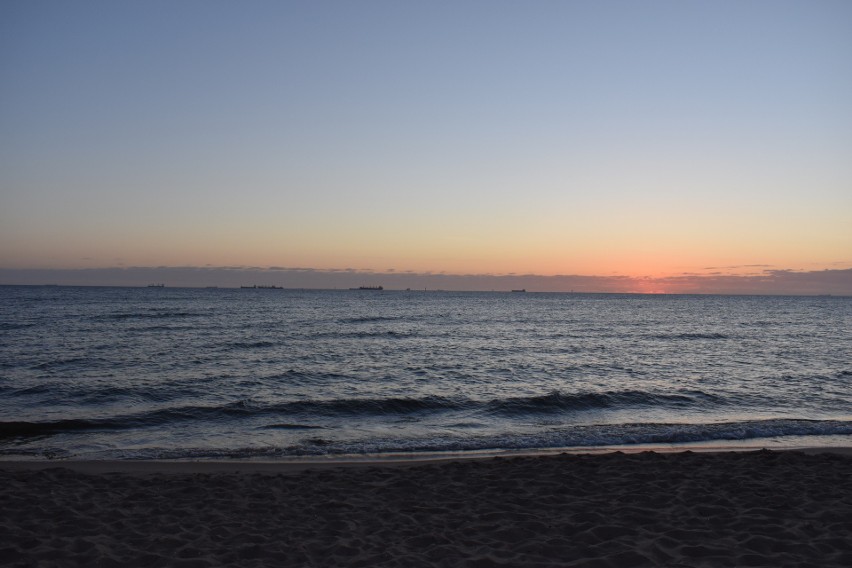 Gdańsk: Wschód słońca na plaży? To zdecydowanie dobry pomysł na spędzenie wolnego czasu. Coraz więcej osób o poranku wybiera się na spacer