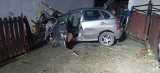 Tragiczny wypadek pod Wrocławiem. Samochód osobowy staranował płot i wjechał w dom. Jedna osoba nie żyje, druga walczy o życie