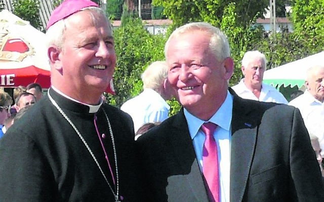 Biskup Jan Piotrowski i szef buskiej Rady Powiatu Andrzej Gądek.
