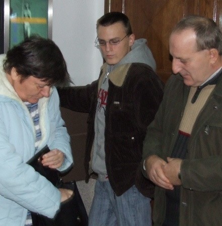 Łukasz Witkowicz (w środku) do sądu przyjechał razem z rodzicami. Teraz chodzi do szkoły zawodowej. Skutki pobicia odczuwa do dziś