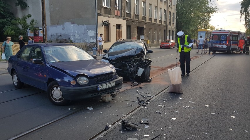 Wypadek na Pomorskiej w Łodzi. Przy Matejki zderzyły się dwa samochody. Kierowcy w szpitalu [ZDJĘCIA]