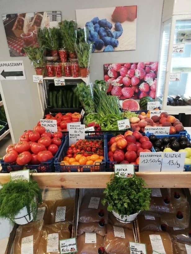 W sklepie Warzywa owoce u Franka można kupić warzywa i owoce...