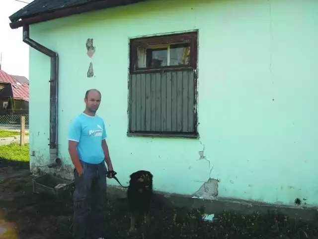 O proszę zobaczyć w jakiej ruinie mieszkamy - pokazuje Adam Młynarczuk, mieszkaniec budynku socjalnego przy ul. Cmentarnej. Niedawno inspektor nadzoru budowlanego skontrolował ten budynek.