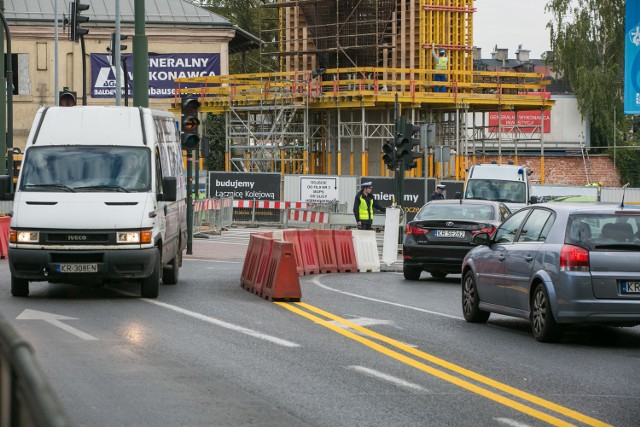 Skrzyżowanie Wielickiej i Powstańców Śląskich zostało zamknięte, aby można było położyć przęsła estakad kolejowych