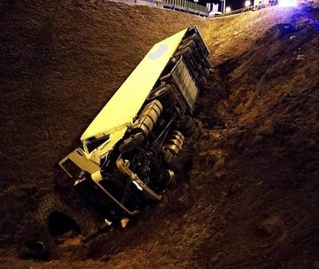 Ciężarówka spadła ze skarpy na zachodniej obwodnicy Pabianic [zdjęcia]