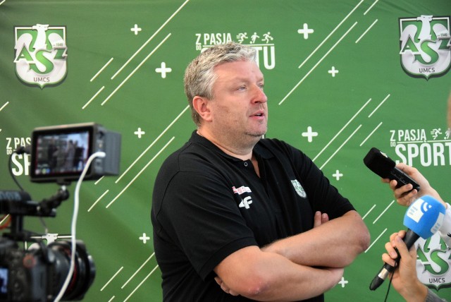 (Dla Trenera Krzysztofa Szewczyka to ósmy sezon w klubie z Lublina. Najpierw pracował tu w latach 2014-2017, skąd przeniósł się do Wisły CANPACK Kraków. Do „Koziego Grodu” wrócił w 2019 roku)