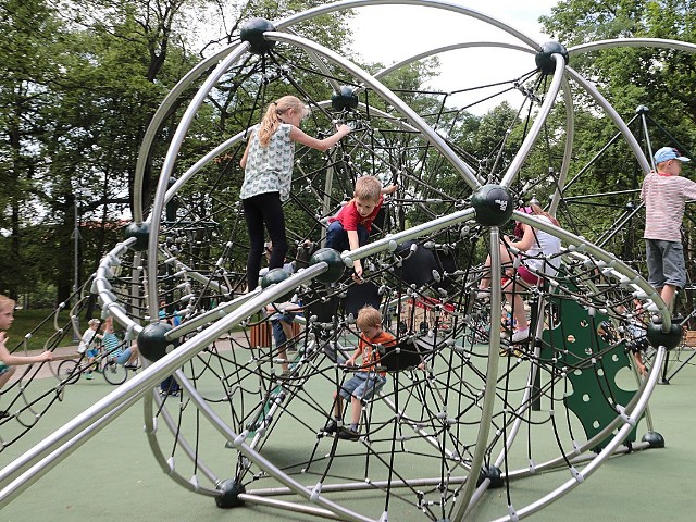 Plac zabaw w parku miejskim w Grudziądzu