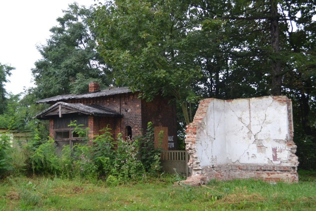 Dworzec na stacji w Krzyżanowicach jest potrzebny, bo teraz podróżni nie mają się gdzie schronić przed deszczem, w oczekiwaniu na pociąg