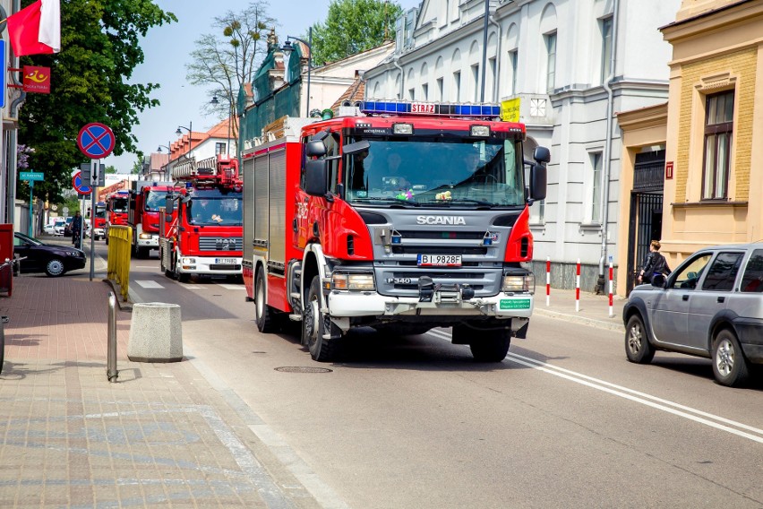 Międzynarodowy Dzień Strażaka w Białymstoku. Przejazd wozów strażackich ulicami miasta (zdjęcia, wideo)