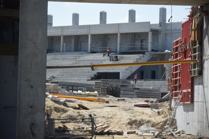 Budowa stadionu dla Radomiaka. Trwa montaż elementów betonowych na trybunie południowej. Pracuje 40 tonowy dźwig. Zobacz najnowsze zdjęcia 