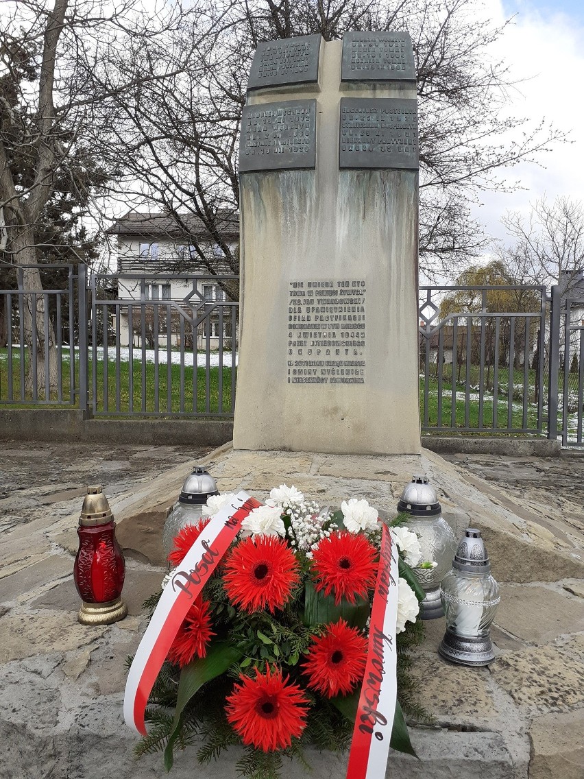 Złożenie kwiatów przy pomniku ofiar pacyfikacji Jawornika
