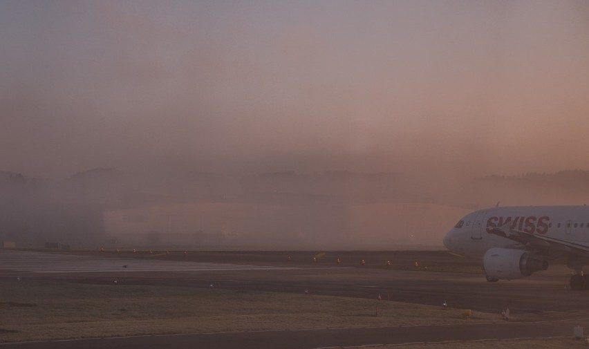 Kraków Airport: odwołane i przekierowane poranne loty z powodu mgły i… sezonu grzewczego w wioskach "obwarzanka"