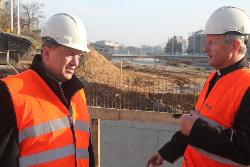 Wrocław: Arcybiskup Józef Kupny odwiedził budowę biblioteki archidiecezjalnej (ZDJĘCIA)