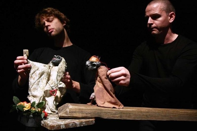 Dziś, o godz. 18, w Białostockim Teatrze Lalek można obejrzeć sztukę Norwegów "Starzy szarzy ludzie grają Hamleta&#8221;. Marionetką Ofelii animuje Pelle Ask (na zdjęciu z lewej).
