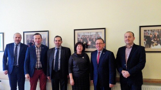 W posiedzeniu kapituły uczestniczyli (od prawej): Lucjan Dzumla (dyrektor DWPN), poseł MN Ryszard Galla, Urszula Zajączkowska (dyrektor Muzeum Śląska Op.), Marek Masnyk (rektor UO), Rafał Bartek, przewodniczący zarządu TSKN i Krzysztof Zyzik, redaktor naczelny nto.