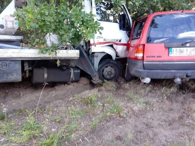 Do wypadku doszło na trasie z Wrociszowa do Kożuchowa. Zderzyły się opel i nissan z podnośnikiem. Do szpitala trafił kierujący oplem. Na szczęście dzieciom nic się nie stało.Do wypadku doszło w czwartek, 8 sierpnia, na drodze z Kożuchowa do Wrociszowa. Ze wstępnych ustaleń nowosolskich policjantów wynika, że kierujący oplem chciał skręcić lub zawrócić. Wtedy w opla uderzył nissan z podnośnikiem. Na miejsce wypadku przyjechały służby ratunkowe. Strażacy OSP Kożuchów zajęli się poszkodowanymi. Zabezpieczyli również rozbite pojazdy.W oplu jechali kierowca, pasażerka oraz dwoje dzieci. – Ranny kierowca opla został przewieziony do szpitala – mówi sierż. Agata Towpik z nowosolskiej policji. Na szczęści dzieciom i pasażerce opla nic się nie stało. Bez szwanku ze zdarzenia wyszedł też kierujący nissanem. – Trwa wyjaśnianie dokładnej przyczyny oraz okoliczności wypadku – mówi sierż. Towpik.WIDEO: Wypadki w czasie wakacji. Policja stworzyła aktualizowaną mapę