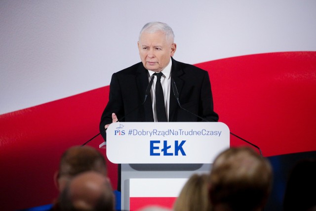 Jarosław Kaczyński w Ełku: Wybory parlamentarne w 2023 r. będą na miarę tych z 1989 r. My jesteśmy Solidarnością, a oni komunistami, oczywiście w cudzysłowie, ale jeżeli chodzi o pewną drogę ideową, o system wartości, to można powiedzieć, że tak właśnie jest.