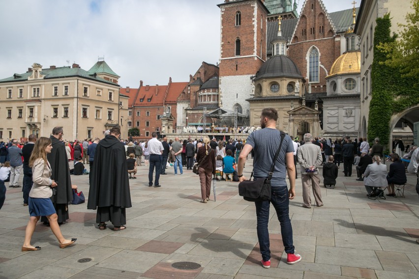 Procesja Bożego Ciała mimo trudnej sytuacji epidemiologicznej przyciągnęła tłumy wiernych