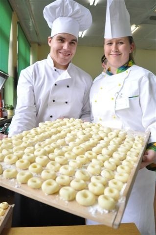 Kucharze z Opola uczyli kolegów z Czech i Meksyku m.in. robienia klusek. Oczywiście z dziurką.