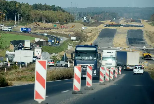 Droga ekspresowa S3 będzie miała ok. 470 km długości i połączy południe Polski z północą. Pozwoli pokonać trasę od Lubawki na granicy z Czechami do Świnoujścia. Docelowo powinna mieć w obu kierunkach dwu-, a miejscami nawet trzypasmowe jezdnie.Prace prowadzone są w kilku miejscach i sukcesywnie oddawane są do użytku kolejne odcinki. Ostatnio zniknęły w naszym regionie dwa wąskie gardła. Otwarta została druga nitka obwodnicy Gorzowa i druga nitka na odcinku od Zielonej Góry do Sulechowa. Teraz czekamy na most na Odrze na wysokości Cigacic, który ma być gotowy w sierpniu 2019 roku, oraz na nowe jezdnie na południu województwa. Nasz reporter sprawdził, jak wyglądają prace na południe od Zielonej Góry Odcinki Zielona Góra - Niedoradz o dł. 13,3 km i  Niedoradz - Nowa Sól  (17,3 km), powinny być gotowe w drugiej połowie 2018 r. Wystartowały też prace przy budowie drogi ekspresowej S3 między Nową Solą i Legnicą wraz z obwodnicą Lubina. Na całym odcinku powstanie dwujezdniowa trasa z dwoma pasami ruchu w każdym kierunku, a miedzy Polkowicami i Lubinem z trzema pasami. Planowany termin oddania drogi do użytku to połowa 2018 r. Czytaj też:  Nowy odcinek S3 Zielona Góra - Sulechów otwarty