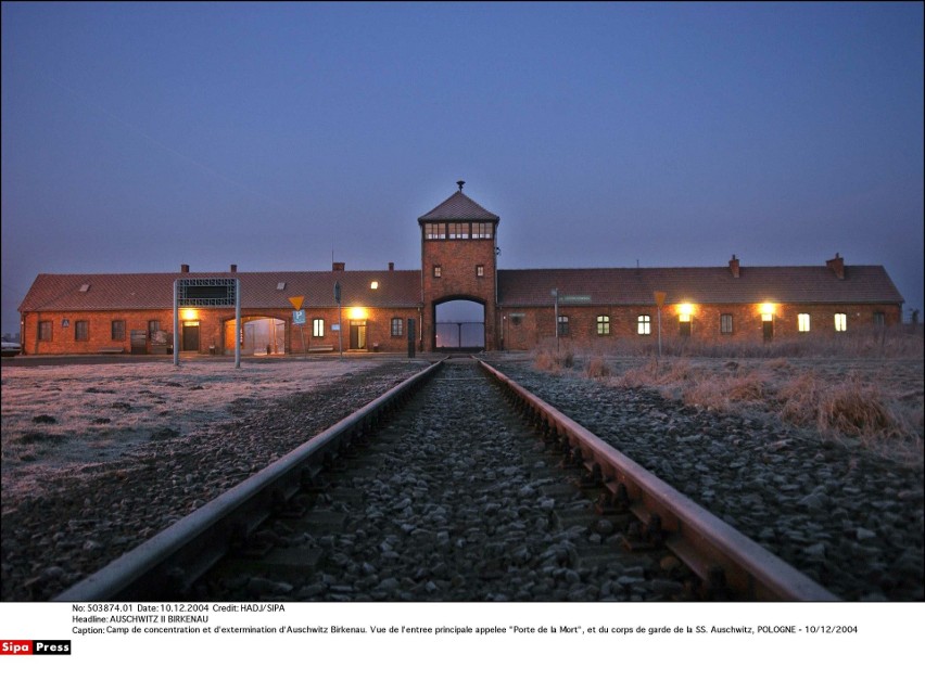 Współczesne zdjęcie bramy obozu Auschwitz