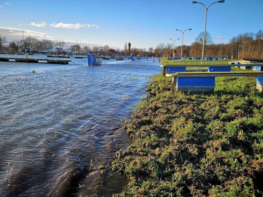 Sztorm w Świnoujściu. Siła wiatru zmalała, poziom wody opada