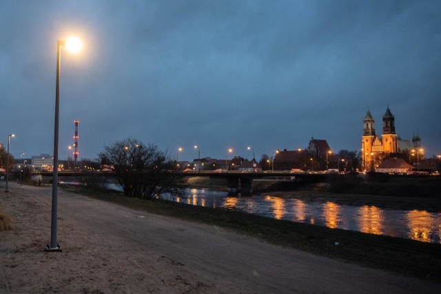 "Od 1 grudnia zgasną światła i latarnie, najpierw w parkach, a potem w całych miastach i gminach" - ostrzegają prezydenci, burmistrzowie i wójtowie. 