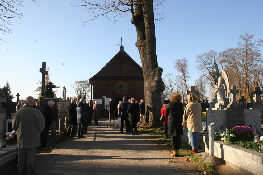 Wszystkich Świętych. Procesja w Ostrowi na cmentarzu parafialnym. Zdjęcia 1.11.2021