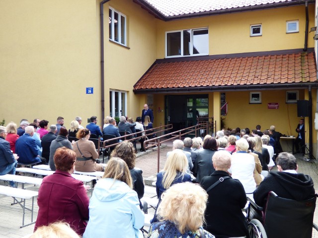 Uroczystości odsłonięcia tablicy upamiętniającej zmarłą Marię Cieślik, kierowniczkę  ŚDS - Ogniska Terapeutycznego w Jerzmanowicach
