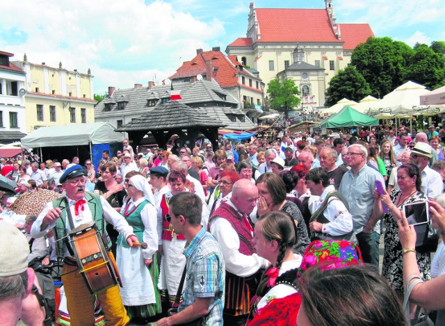 Letnie tłumy na Rynku w Kazimierzu Dolnym to również zasługa Festiwalu Kapel i Śpiewaków Ludowych organizowanego przez WOK