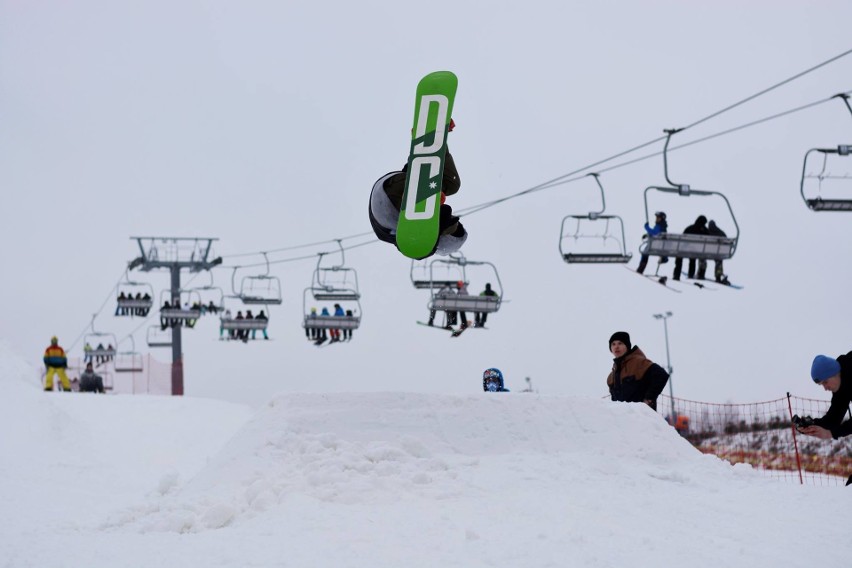 Wielkie otwarcie snowparku w Bałtowie z efektownymi pokazami trików (ZDJĘCIA)