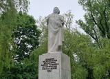 Pomnik Adama Mickiewicza w Parku Włókniarzy w Bielsku-Białej wygląda jak nowy. To inicjatywa Rady Osiedla
